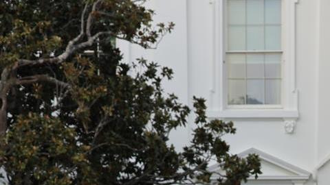 El presidente de Estados Unidos, Joe Biden, habla junto a su esposa, Jill Biden, durante un acto con motivo del Día Mundial Contra el Sida, este domingo en la Casa Blanca, en Washington (Estados Unidos).