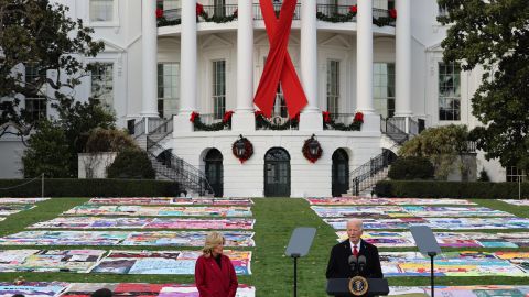 El presidente de Estados Unidos, Joe Biden, habla junto a su esposa, Jill Biden, durante un acto con motivo del Día Mundial Contra el Sida, este domingo en la Casa Blanca, en Washington (Estados Unidos).