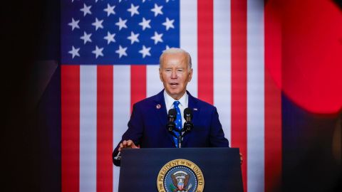 El presidente Joe Biden dijo que, junto a la primera dama Jill Biden, está rezando por las víctimas del tiroteo en Wisconsin.