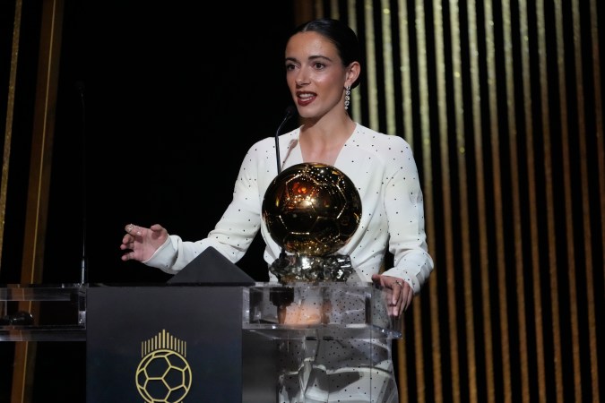 La jugadora del Barcelona Aitana Bonmati pronuncia su discurso al recibir el Balón de Oro Femenino 2024 durante la 68ª ceremonia de entrega del Balón de Oro en el Teatro du Chatelet en París, el lunes 28 de octubre de 2024. (Foto AP/Michel Euler)