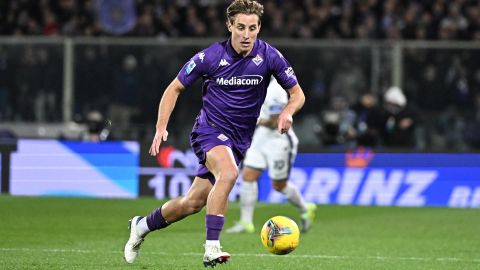 Edoardo Bove de la Fiorentina en acción durante el partido de fútbol de la Serie A italiana entre la ACF Fiorentina y el Inter de Milán, en Florencia, Italia, el 01 de diciembre de 2024. El partido fue suspendido después de que Edoardo Bove de la Fiorentina sufriera una lesión grave a los 16 minutos de juego. (Italia, Florencia) EFE/EPA/CLAUDIO GIOVANNINI