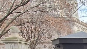 Líderes bodegueros de NYC se reunieron con el alcalde Adams para apoyarlo en su plan de sacar de la ciudad a migrantes que cometan crímenes contra sus negocios