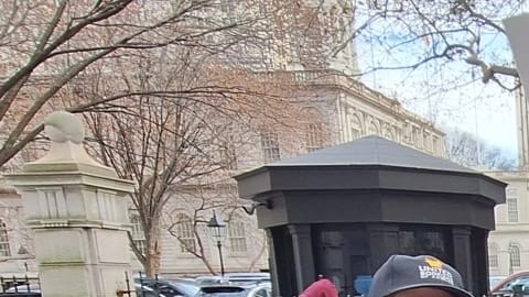 Líderes bodegueros de NYC se reunieron con el alcalde Adams para apoyarlo en su plan de sacar de la ciudad a migrantes que cometan crímenes contra sus negocios