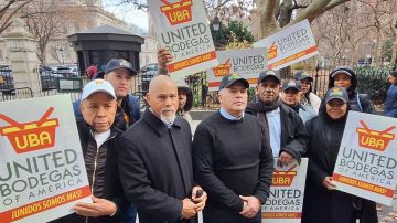 Líderes bodegueros de NYC se reunieron con el alcalde Adams para apoyarlo en su plan de sacar de la ciudad a migrantes que cometan crímenes contra sus negocios