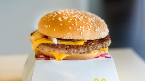 El brote de E. Coli vinculado las hamburguesas Quarter Pounder de McDonald's afectó a 104 personas en 14 estados del país.