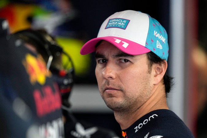 El piloto de Red Bull Sergio Pérez (11) espera el inicio de la carrera de autos del Gran Premio de Fórmula Uno de Miami en el Autódromo Internacional de Miami, el domingo 7 de mayo de 2023, en Miami Gardens, Florida. (Foto AP/Rebecca Blackwell, Archivo)