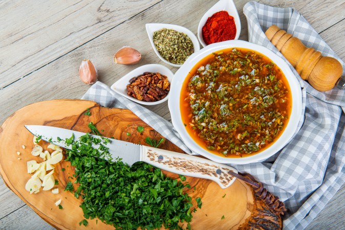 El chimichurri es una salsa a base de vegetales, muy fácil de preparar.