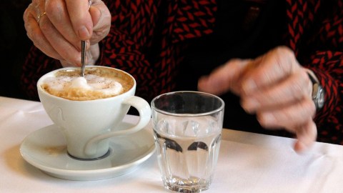 Algunas especias se pueden agregar al café para mejoras tu salud cerebral.