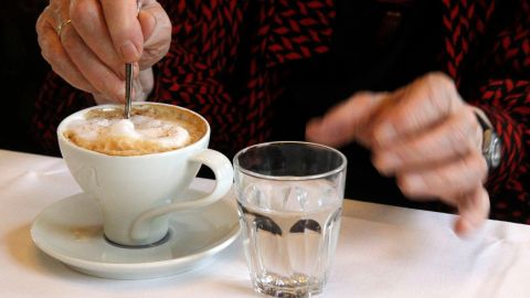 Algunas especias se pueden agregar al café para mejoras tu salud cerebral.