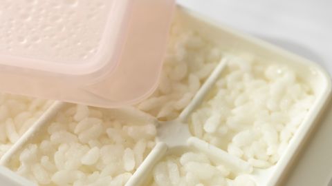 Congelar el arroz es una forma de alargar la vida útil del alimento, solo deber seguir algunos pasos para hacerlo de forma segura.