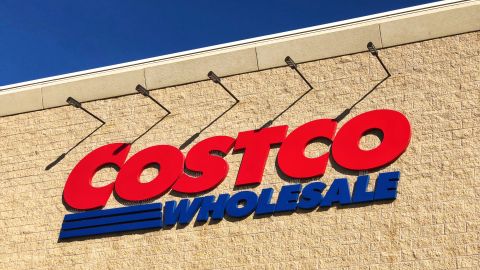 Costco lanzó a la venta una espectacular vajilla navideña por menos de $100 dólares.