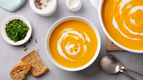 La sopa de calabaza con queso feta es una opción saludable para las cenas de invierno.