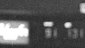 Dick van Arsdale, a la derecha, de los Phoenix Suns, entra en la jugada desde atrás mientras Dick Barnett, de los New York Knicks, se prepara para salir con el balón.