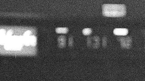 Dick van Arsdale, a la derecha, de los Phoenix Suns, entra en la jugada desde atrás mientras Dick Barnett, de los New York Knicks, se prepara para salir con el balón.