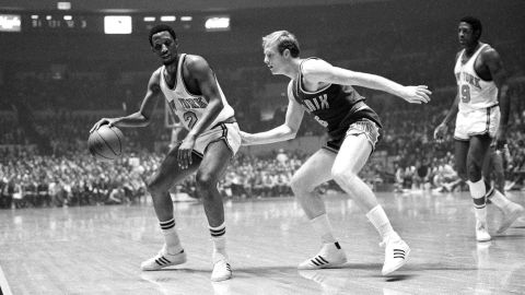 Dick van Arsdale, a la derecha, de los Phoenix Suns, entra en la jugada desde atrás mientras Dick Barnett, de los New York Knicks, se prepara para salir con el balón.