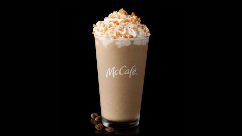 El Dulce de Leche Frappé combina los sabores de la base exclusiva Caramel Frappé, jarabe con sabor a dulce de leche, un toque de café coronado con crema batida.