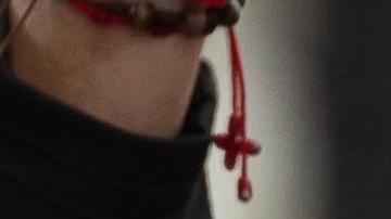 La líder opositora venezolana María Corina Machado (i) abraza al candidato a la presidencia de Venezuela Edmundo González Urrutia durante una manifestación en Caracas el mes de julio.