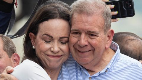 La líder opositora venezolana María Corina Machado (i) abraza al candidato a la presidencia de Venezuela Edmundo González Urrutia durante una manifestación en Caracas el mes de julio.