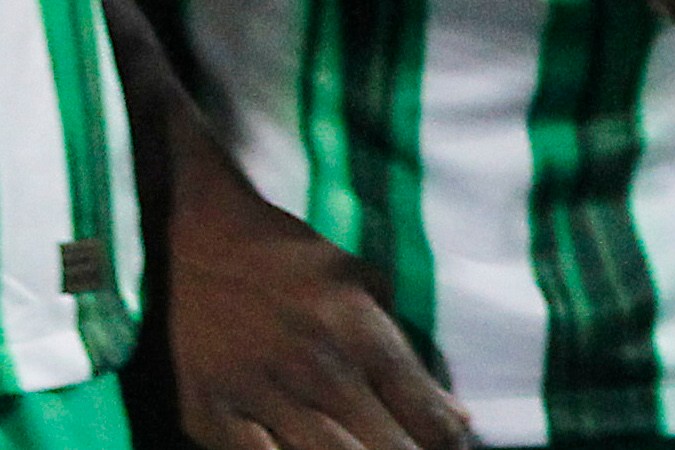 El entrenador mexicano de Atlético Nacional, Efraín Juárez (c) celebra junto al delantero Alfredo Morelos (i) el título de la Liga Profesional de Colombia este domingo, en la final frente a Deportes Tolima en el estadio Atanasio Girardot en Medellín (Colombia). EFE/ STR