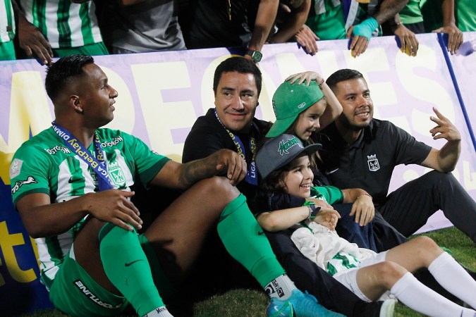 El entrenador mexicano de Atlético Nacional, Efraín Juárez (c) celebra junto al delantero Alfredo Morelos (i) el título de la Liga Profesional de Colombia este domingo, en la final frente a Deportes Tolima en el estadio Atanasio Girardot en Medellín (Colombia). EFE/ STR