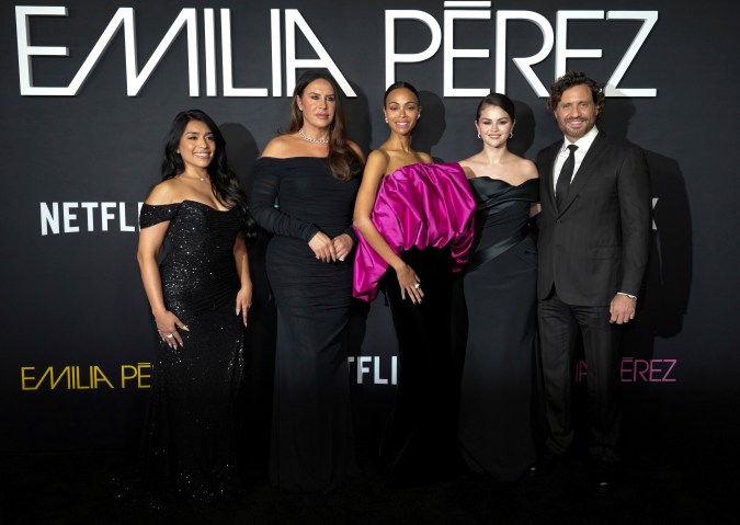 Adriana Paz, Karla Sofía Gascón, Zoe Saldana, Selena Gómez y Edgar Ramírez en el estreno de ‘Emilia Pérez’ el lunes 21 de octubre de 2024 en el Teatro Egipcio de Los Ángeles.