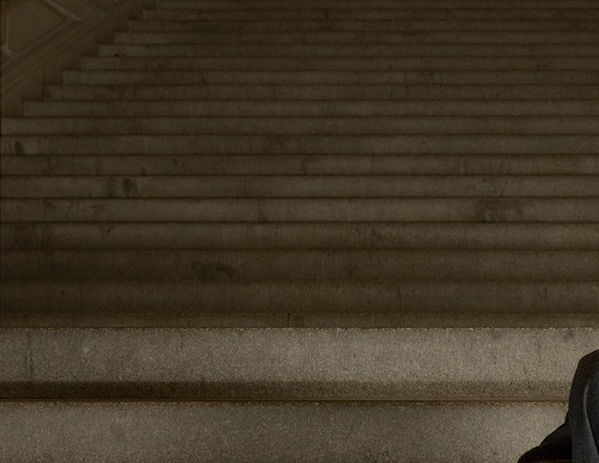 Frida Escobedo en las escalera del Museo Metropolitano de Nueva York.