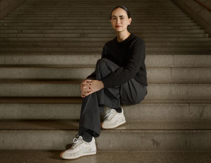 Frida Escobedo en las escalera del Museo Metropolitano de Nueva York.