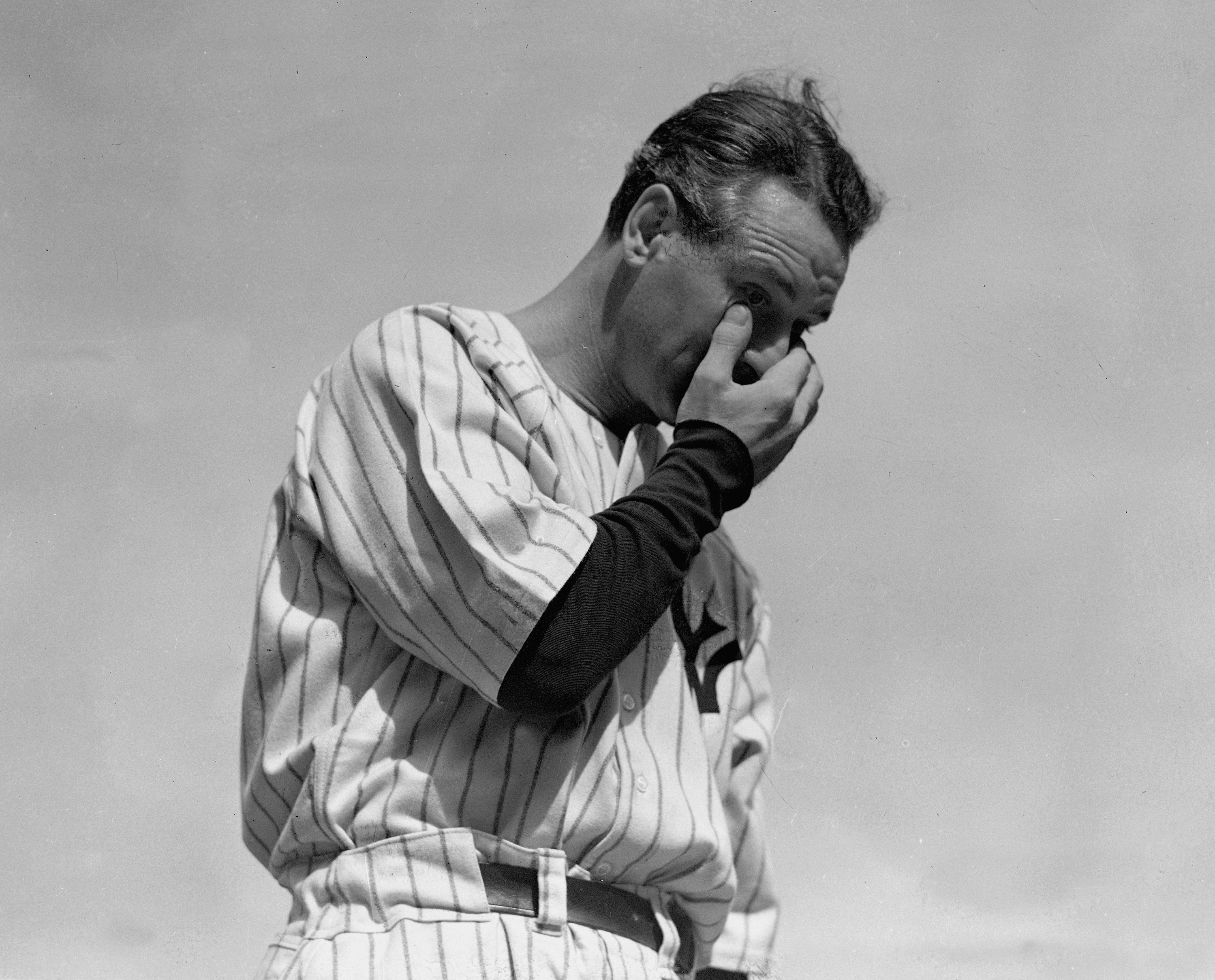 El jugador de los Yankees de Nueva York, Lou Gehrig, se seca una lágrima mientras habla durante un homenaje en 1939.