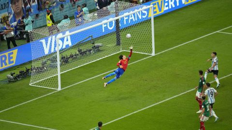 Gol de Enzo Fernández a Guillermo Ochoa.