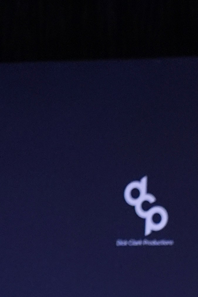 Mindy Kaling, Morris Chestnut y Helen Hoehne, presidenta de Golden Globes LLC, anuncian las nominaciones para la 82ª edición de los premios Golden Globes.
