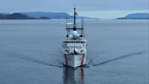 La Guardia Costera de Alaska continúa buscando a los náufragos.