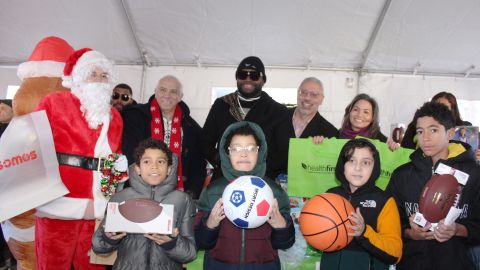 David Ortiz, el doctor Ramón Tallaj y Miguel Centeno, durante la entrega de juguetes a los niños.