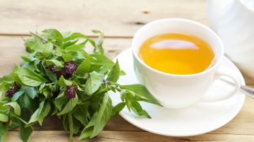 Beber infusiones digestivas después de las comidas puede ayudar a aliviar la pesadez estomacal.