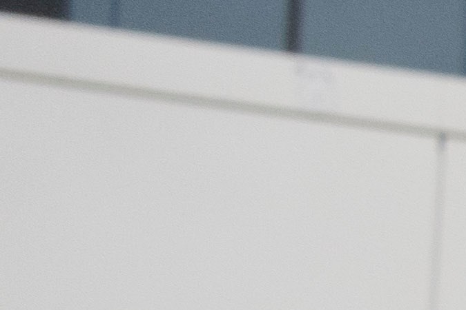 El campeón de boxeo estadounidense Floyd Mayweather Jr., en el centro, después de entregar una flota de ambulancias que donó al servicio de emergencias Magen David Adom en su Centro de Servicios de Sangre en Ramle, en el centro de Israel, el miércoles 13 de marzo de 2024. (Foto AP/Maya Alleruzzo)