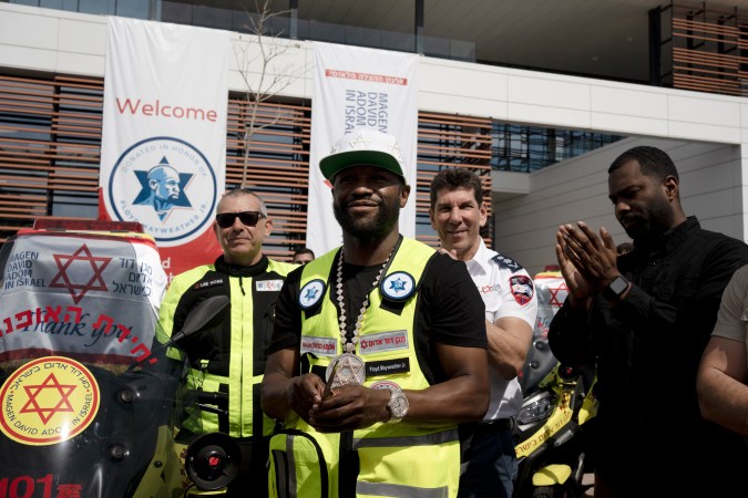 El campeón de boxeo estadounidense Floyd Mayweather Jr., en el centro, después de entregar una flota de ambulancias que donó al servicio de emergencias Magen David Adom en su Centro de Servicios de Sangre en Ramle, en el centro de Israel, el miércoles 13 de marzo de 2024. (Foto AP/Maya Alleruzzo)