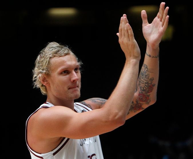 Janis Timma de Letonia aplaude a la multitud después de ganar 73-66 en el partido de octavos de final del Campeonato Europeo de Baloncesto EuroBasket contra Eslovenia, el sábado 12 de septiembre de 2015 en Lille, norte de Francia. (Foto AP/Michel Spingler)