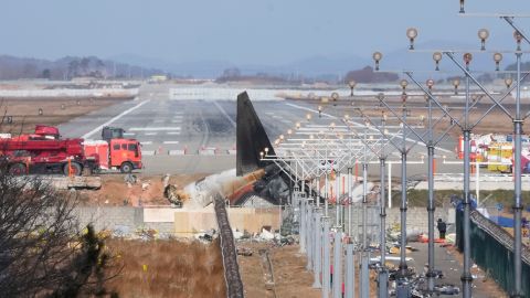 Boeing y representantes del gobierno de EE.UU. investigan accidente aéreo en Corea del Sur