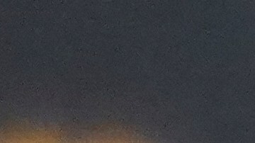 Jennifer López pasea por su mansión en un ajustado vestido negro.