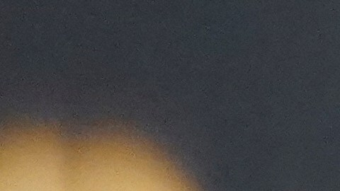 Jennifer López pasea por su mansión en un ajustado vestido negro.