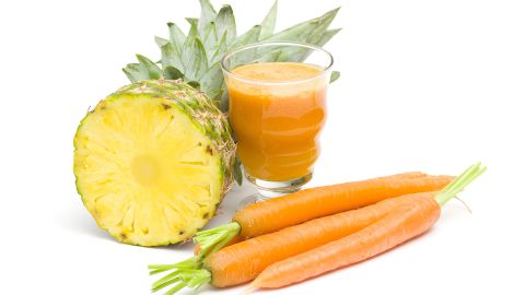 La combinación de piña y zanahoria es una deliciosa forma de consumir los nutrientes y vitaminas.