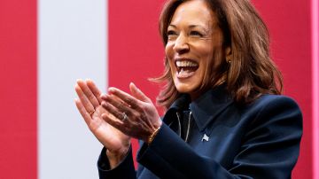 La vicepresidenta Kamala Harris llega para hablar con estudiantes y recién graduados en el Prince George's Community College, en Largo, Maryland, el martes 17 de diciembre de 2024.