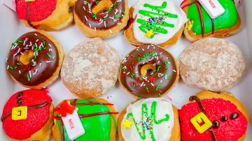 Krispy Kreme lanzón una nueva colección que incluye tres nuevos sabores de donas inspiradas en los personajes del clásico navideño, el Grinch.