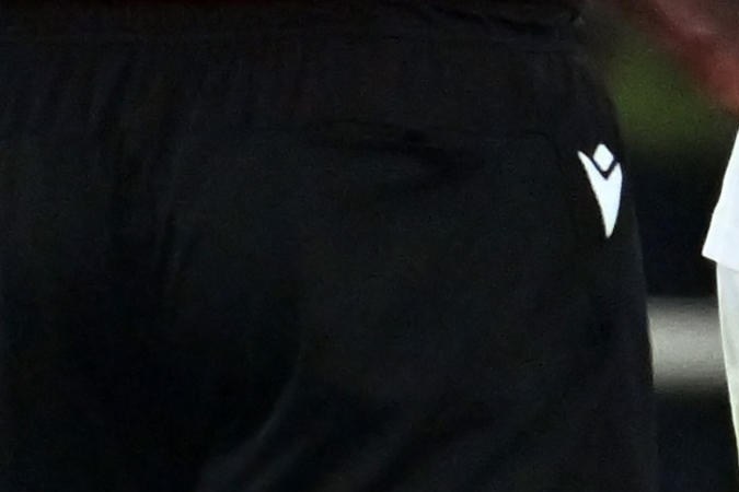 Kylian Mbappé del Real Madrid recibe atención médica durante el partido de la Liga de Campeones de la UEFA entre el Atalanta BC y el Real Madrid en Bérgamo, Italia, el 10 de diciembre /EPA/MICHELE MARAVIGLIA