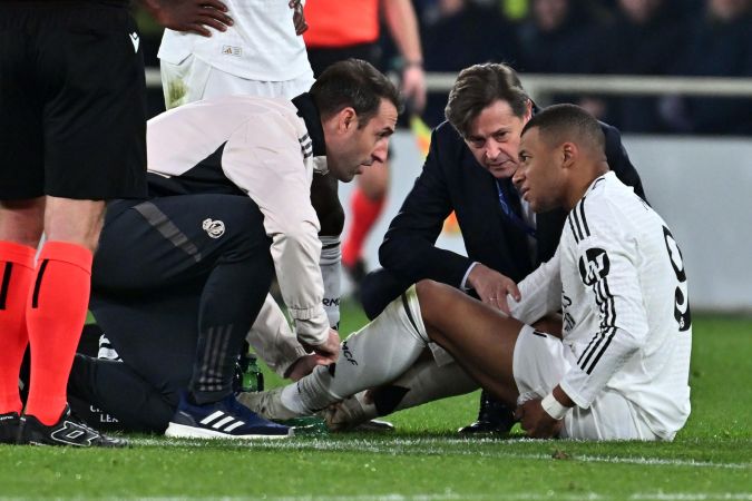 Kylian Mbappé del Real Madrid recibe atención médica durante el partido de la Liga de Campeones de la UEFA entre el Atalanta BC y el Real Madrid en Bérgamo, Italia, el 10 de diciembre /EPA/MICHELE MARAVIGLIA