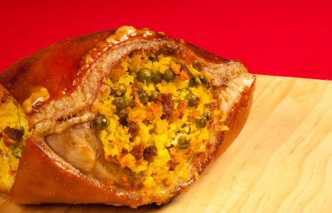 La lechona es un plato tradicional colombiano que rinde hasta 100 porciones.