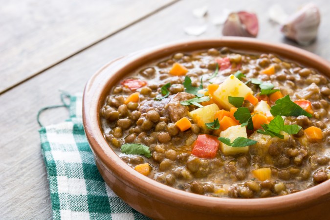 Las lentejas son una fuente rica en proteínas vegetales, pero carecen de algunos aminoácidos esenciales.