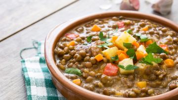 Las lentejas son una fuente rica en proteínas vegetales, pero carecen de algunos aminoácidos esenciales.