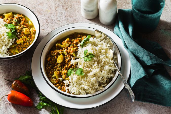 La combinación de lentejas con cereales como el arroz puede mejorar la calidad proteica de una comida a base de lentejas.