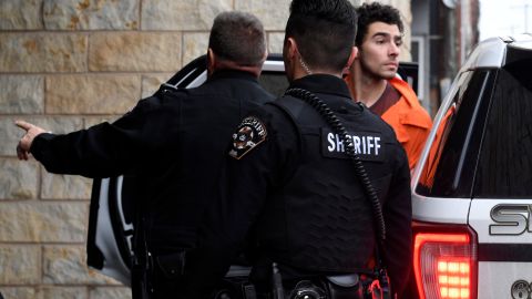 Luigi Nicholas Mangione es escoltado al juzgado del condado de Blair, el martes 10 de diciembre de 2024, en Hollidaysburg, Pensilvania.