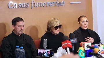 Luis Enrique Guzmán, Sylvia Pasquel y Alejandra Guzmán en el funeral de Silvia Pinal.